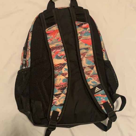 Backpack with many pockets and can hold a laptop. Spacious pockets. - Picture 3 of 6